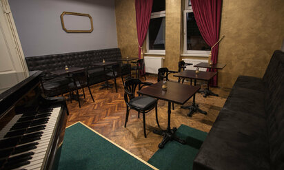 Barové boxy Sydney a židle - Koktejl bar Cotton 1909 Topoľčany