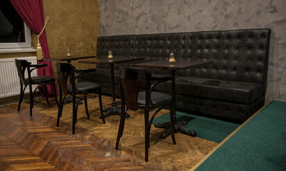 Barové boxy Sydney a židle - Koktejl bar Cotton 1909 Topoľčany