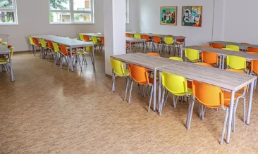 Jedálenské stoly 130 + stoličky